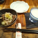 Oyaji - 山本（純米にごり酒）と突き出し（芋煮風の肉じゃが）