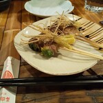 Oyaji - 仙台セリの肉巻き串。三枚肉の脂が浸みたセリの旨いこと。上に載っているのは、から揚げにしたセリの根。