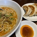Ramenya Tantantei - 担々麺と餃子3個