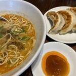 ラーメン屋　たんたん亭 - 担々麺と餃子3個