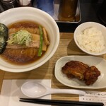 サッポロ ラーメン ハチ - 