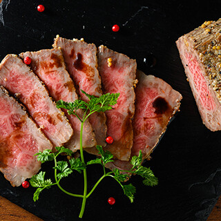 A5 Wagyu roast beef is a must-try! We also recommend pasta and homemade pizza.