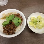 支那ソバ かづ屋 - 魯肉飯のつもりが間違えて醬肉飯が来た