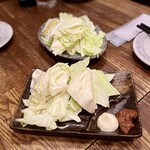赤羽のけむり - お通しのキャベツ