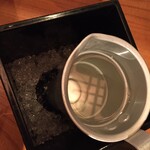 すし土風炉 - 下に氷が敷き詰められています。美味しかった〜。日本酒。