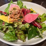 THE RIGOLETTO OCEAN CLUB - ■ランチ）白金豚と魚介のパエリア（サラダ・ドリンク付き）￥1,958…ランチサラダは、彩もよく、素揚げ野菜も入り、ドレッシングはオニオンバジル風味。