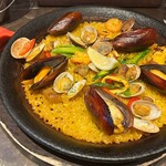 THE RIGOLETTO OCEAN CLUB - ■ランチ）白金豚と魚介のパエリア（サラダ・ドリンク付き）￥1,958…パエリアは、米の芯まで、豚・魚介・野菜の旨みと香りが染み渡り、見目麗しい本格パエリア。