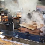 お伊勢屋本舗 - 蒸籠から立ち上がる湯気