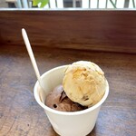 Hilo Homemade Ice Cream - ダブル（カップ）
限定フレーバーのトフィーエスプレッソと
定番フレーバーのカカオチョコレート