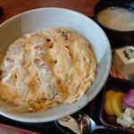 Yanagiya - カツ丼850円(税込)
                        カツ丼の器の感じが良いっすね♪
                        お出汁の味を損なわない優しい味付けで、玉子もふわっとしていてお肉も柔らかくて美味しいです。