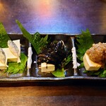 沖縄食堂 てぃんがーら - 令和6年1月
営業時間(17:00〜24:00)
沖縄珍味三種盛(すみイカ、スクガラス、ワタガラス) 税込750円