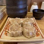 喜林 - 馳名シウマイ。豚こまを刻み味付けは醤油と紹興酒、玉ねぎはミニマムにまで抑えるのがコツだとか。トーシロだとつい入れたくなる生姜を敢えて省いているところにプロの抑制を感じる。旨し。