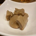 喜林 - 豆腐干ないし千層に滷水的な漬け汁を含ませたもの。出来合いのものだけれど旺角の路地に並んだ小食でつまみ食いしてるみたいな気分になる。