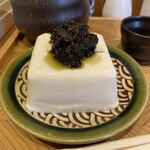 喜林 - 冷奴に香港橄欖菜のっけ。というか、店頭に無造作に橄欖菜の壜詰置いてる店、ニッポンでは初めてのコト。