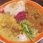 カリカリスパイス - (右)葱とレモンのさばカレー (左)ココナッツチキンカレー