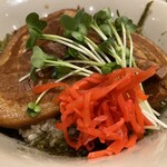 沖縄料理 ソーキ家 - 紅生姜とカイワレがトッピング