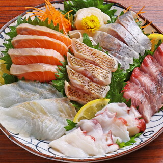 Purchase delicious fish directly! Feel free to enjoy the seasonal menu that changes daily.