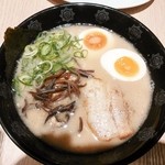 俺式 純 - 煮卵入りとんこつラーメン