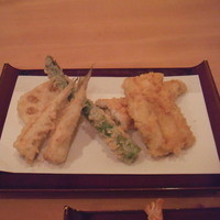 てんぷら 山の上 Roppongi 東京ミッドタウン店 - 天ぷら第二弾：メゴチ・蓮根・アスパラ・穴子等