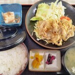 やまと食堂 - 生姜焼き定食。ご飯は好みの柔らかめ♪たまたまなのか、ほとんどの人が生姜焼き定食を頼んでいた！美味しかったし、これが一番人気なのかな？