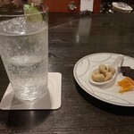 バー エイジング - ジントニックとチャーム