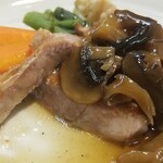 キッチン ブルー グローブ - ロースソテーの断面、1.5cm位の厚さかな？