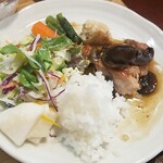 キッチン ブルー グローブ - ご飯、サラダ、お新香を乗せてラストスパート