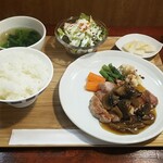 キッチン ブルー グローブ - 三元豚のロースソテー　トリュフ香るマッシュルームと舞茸のソース