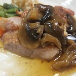 キッチン ブルー グローブ - １つ食べるとソースが溢れ出てきました