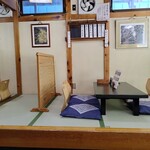 やまと食堂 - 内観。小上がりもある。