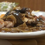 キッチン ブルー グローブ - 横から、マッシュルームは山盛り、ソースもタップリ！