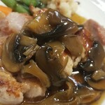 キッチン ブルー グローブ - 山盛りマッシュルームと舞茸のソース