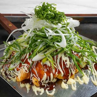 Hiroshima-style Okonomiyaki ``Beibu-yaki'' with plenty of vegetables and green onions. Share too ◎