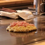 Teppanyaki Ringo - お好み焼き（豚玉）作製中！