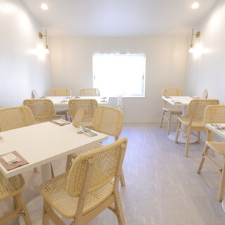 A sophisticated interior with a white theme◆Welcome to Bistro right next to the station