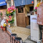 奈つやの中華そば - 店頭の待ち椅子は3脚