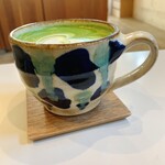 レット イット ビー コーヒー - 抹茶ラテ　益子焼のオリジナルカップ入りです