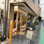 レット イット ビー コーヒー - 店舗外観　店外にも4〜5人座れます