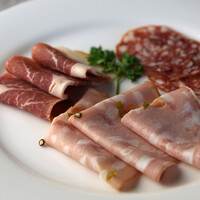 フレッシュ生ハムとサラミとモルタデッラの３種類盛り合わせ