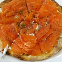 ウルフギャング・パック カフェ 愛知芸術文化センター店 - アカデミー賞公認スモークサーモンピザ-Smoked Salmon Pizza-(S)1500円