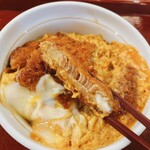 なか卯 - カツ丼　カツ断面図