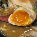 tonkotsushouyura-menoudouya - 卵は半熟。黄身まで味が入ってない浅漬け。