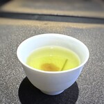日本料理 TOBIUME - ◆無病息災「大福茶」・・星野製茶さんのお茶。中には結んだ昆布と自家製梅干しが入っています。 頂くと「福」が訪れるような。^^