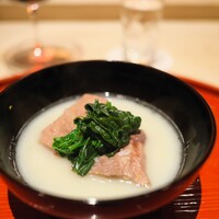 肉屋 田中 - お椀はこれも59ｹ月但馬牛のタン。酒粕を加えた白味噌で。