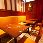 中華バル サワダ - テーブル席