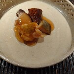 豊後もん 江とう - 醤油餡をかけた鮑　伊勢海老　椎茸。鮑めっちゃ旨いな♪伊勢海老も香ばしく仕上がっていて良いが、なんと言っても椎茸の香りと旨味がバツグンです。てか肉厚な椎茸だなー。