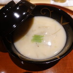 Shino Hara - 鯨のころ(皮下脂肪)とごぼう、なめこの白味噌(京都)仕立てのお椀