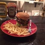 ウーピーバーガー - バンズにはゴマがいっぱい