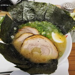 家系ラーメン 近藤家 - 海苔を立てた