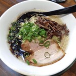 Ra xamen yuuga - 黒マー油豚骨ラーメン